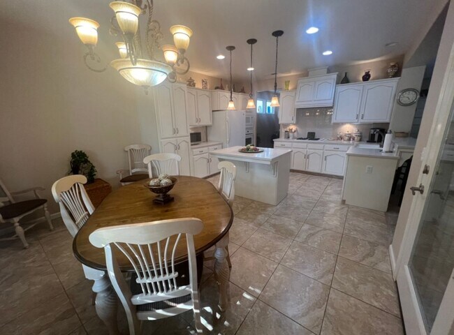 Building Photo - 3-bedroom, 2.5 bathroom home desirable Marquise Gated Community