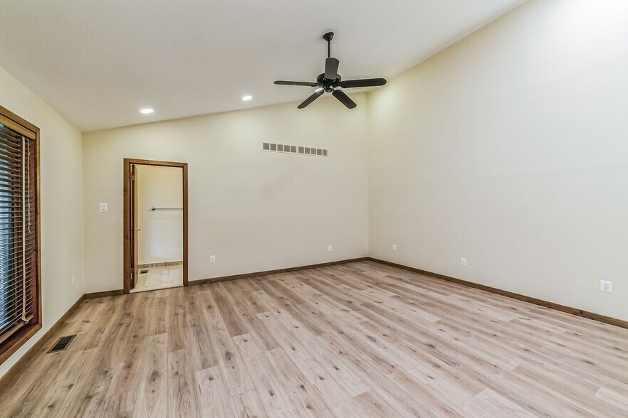 Building Photo - 468 Long Ln