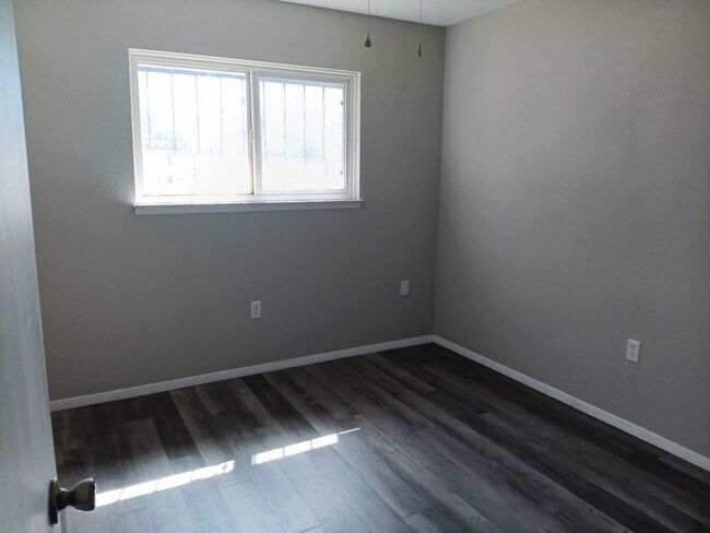 Building Photo - Charming 4-bedroom, 2-bathroom! Showings available NOW!