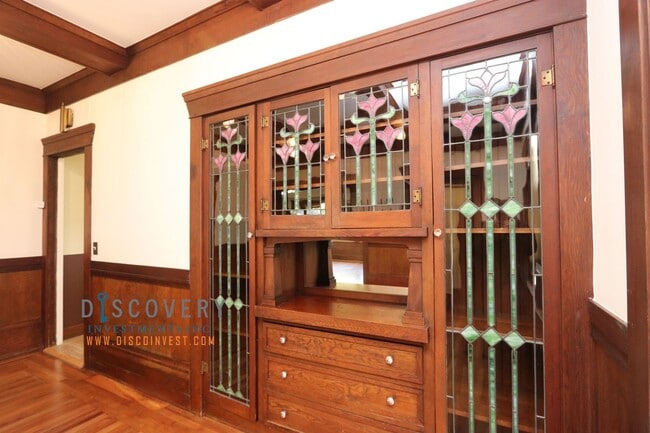 Building Photo - Glenview Craftsman Home with Exquisite Yard