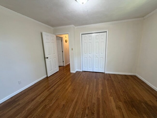 Building Photo - Beautiful 3 Bedroom 2 Bath with fenced in backyard