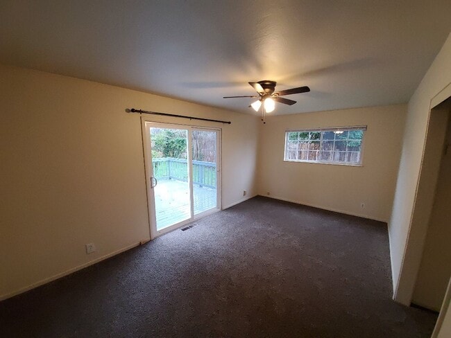 Building Photo - 4-Bedroom home located close to the Eureka...