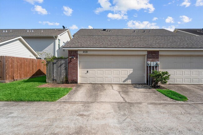 Building Photo - 2131 Kemah Village Dr