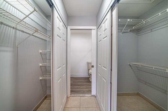 Building Photo - 2720 S Oakland Forest Dr