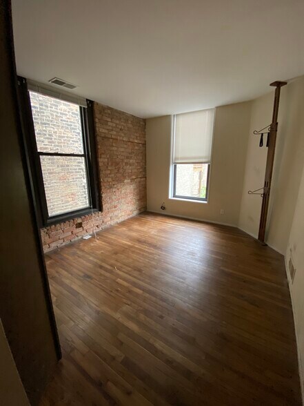 Building Photo - 606 W Surf St