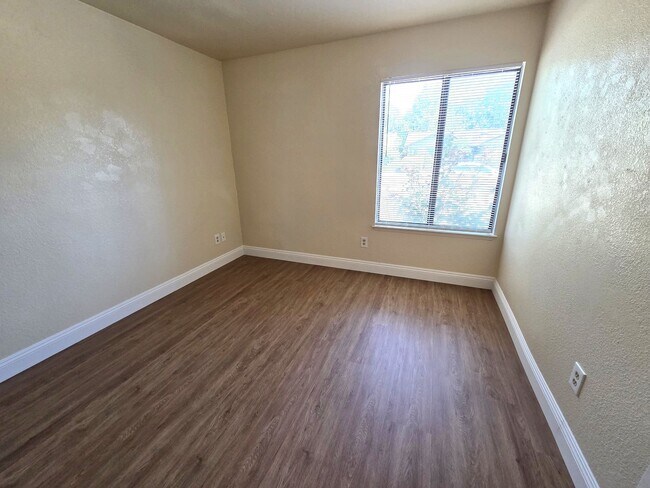 Building Photo - Large 3 Bedroom 2 Bath Home by Westfield School