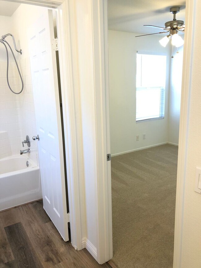 Building Photo - CHARMING 3 BR/2.5 BATH  " TWELVE PICKET LA...