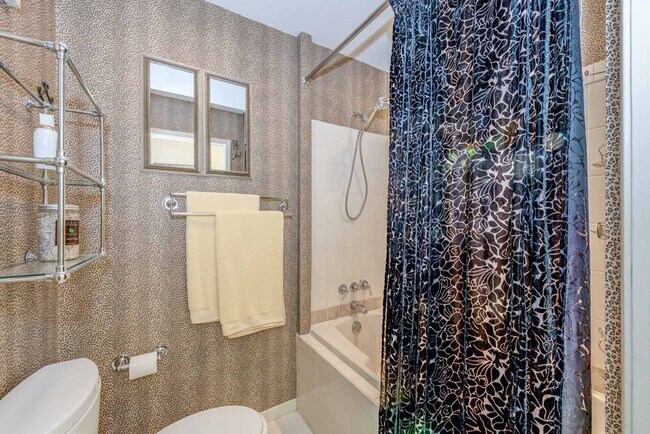 Building Photo - 2161 Peachtree Rd