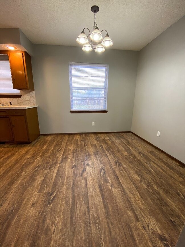 Building Photo - AVAILABLE NOW!