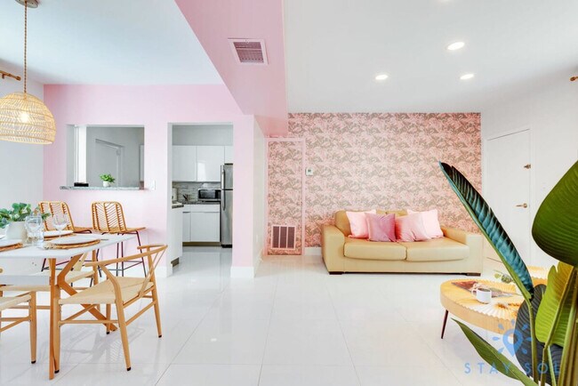 Building Photo - 809 S Ocean Dr