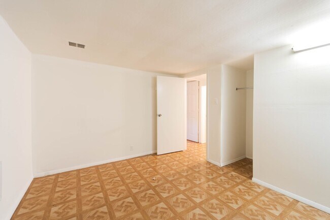 Building Photo - 50's Rambler with 5 BR & 3 BA in One of the Best Locations in Arlington