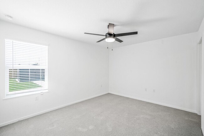 Building Photo - **Experience Modern Living in Valle Sol  T...