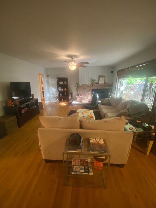 Building Photo - Charming 3 Bed, 1.5 Bath Home in Central F...