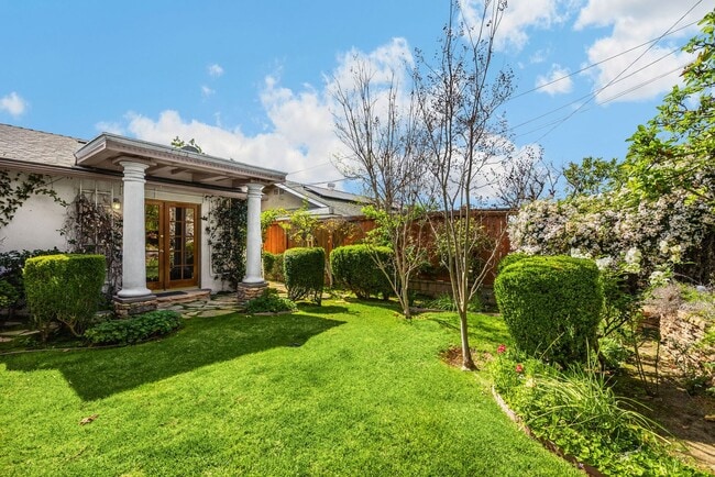 Building Photo - Adorable 3 Bed / 2 Bath Home w/ Detached 2 Car Garage