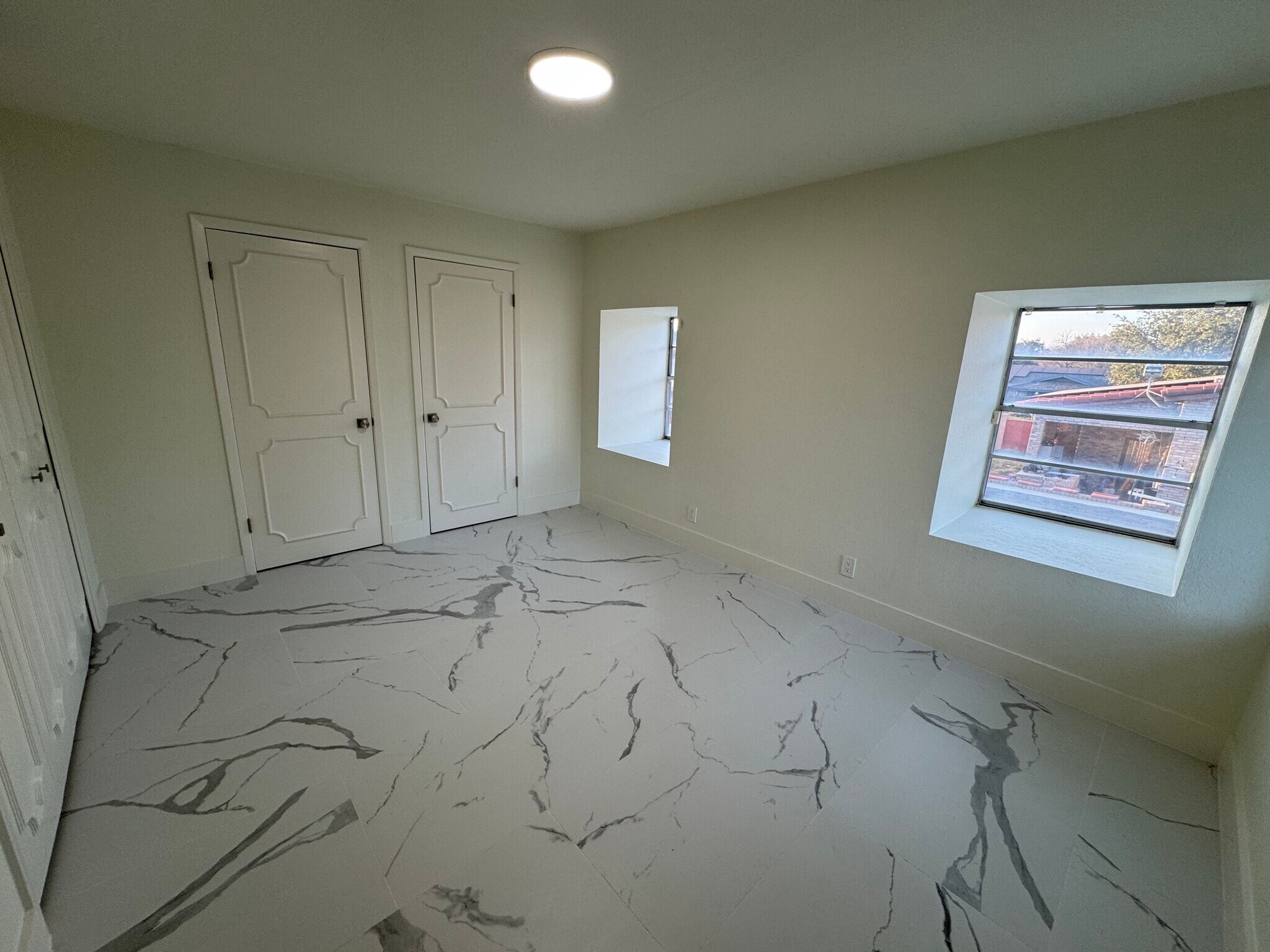 Building Photo - 13 Royale Cir