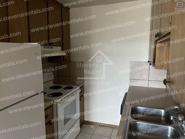 Building Photo - 1912 SW D Ave