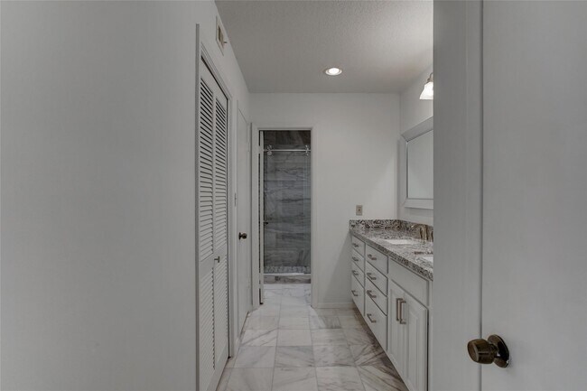 Building Photo - 2323 Augusta Dr