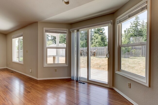Building Photo - 3 Bed 2 Bath Home Near Town