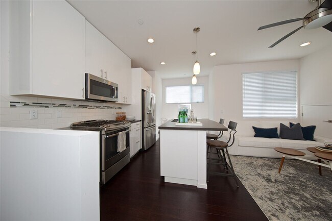 Building Photo - Beautiful 2-Bedroom Townhome in Hillcrest with Private Balconies & Attached Garage