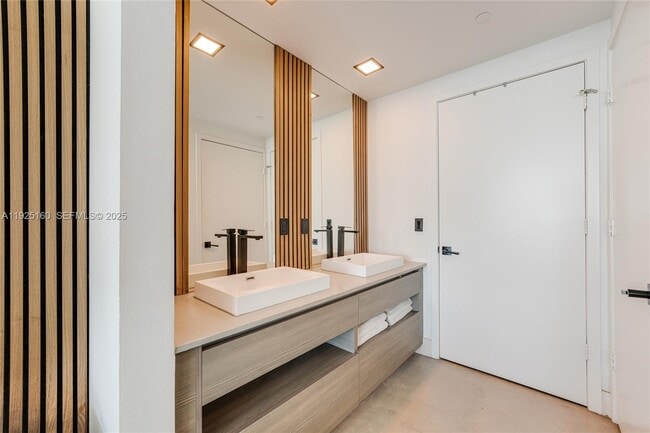 Building Photo - 460 NE 28th St