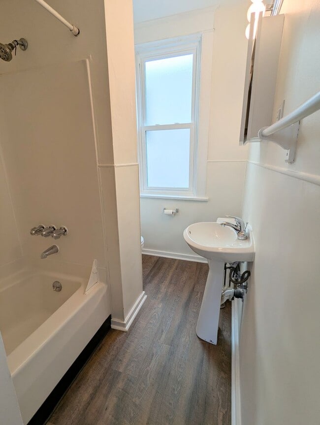 Building Photo - bee1429