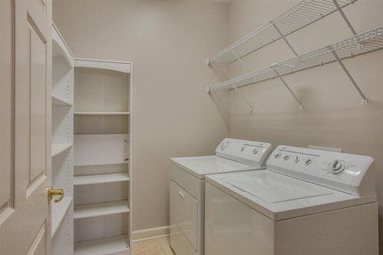 Full size Laundry Machine and Dryer - 7111 Sunrise Cir