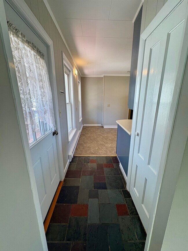 Building Photo - 834 Main St