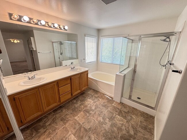 Building Photo - Gorgeous 3 Bed/ 2.5 Bath Home In Green Valley