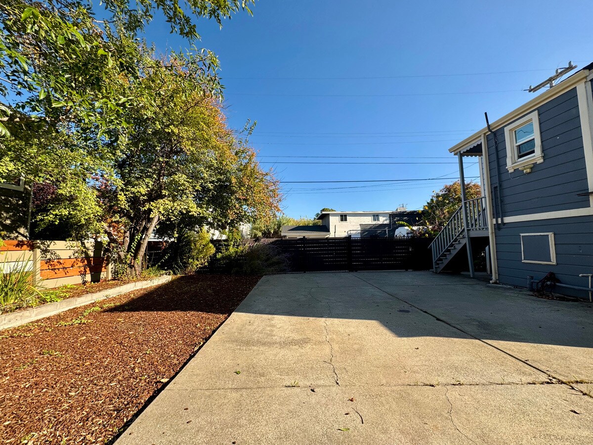 Building Photo - 1054 24th St