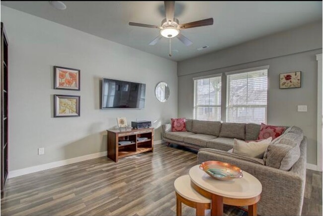 Building Photo - 863 Cecina Ct