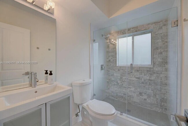 Building Photo - 81 Edgewater Dr