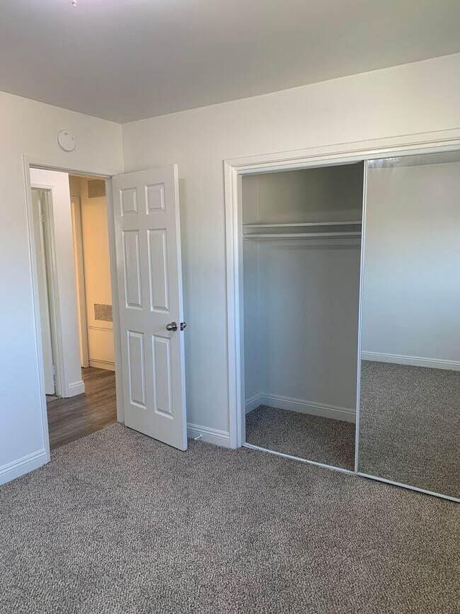 Building Photo - For Lease 2+1 Upstairs Duplex Ventura, CA