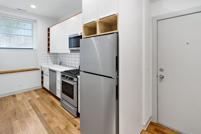 Building Photo - 323 E 44th St