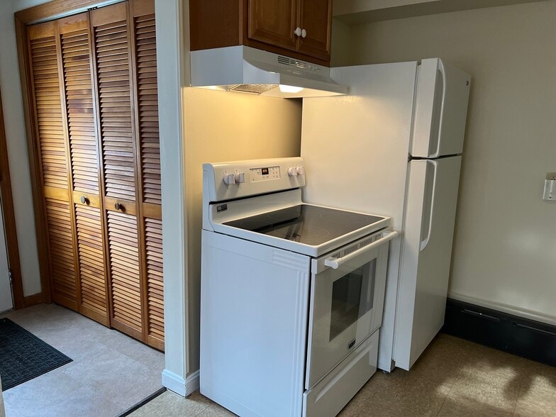 Extra closet space off of kitchen - 25 Plunkett St