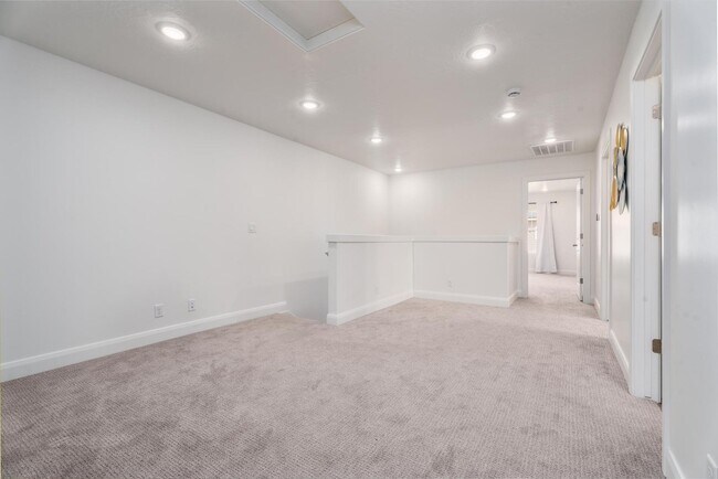 Loft - 484 W Greenstone Pl