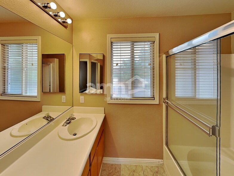 Building Photo - 9740 Powell Plateau Ct