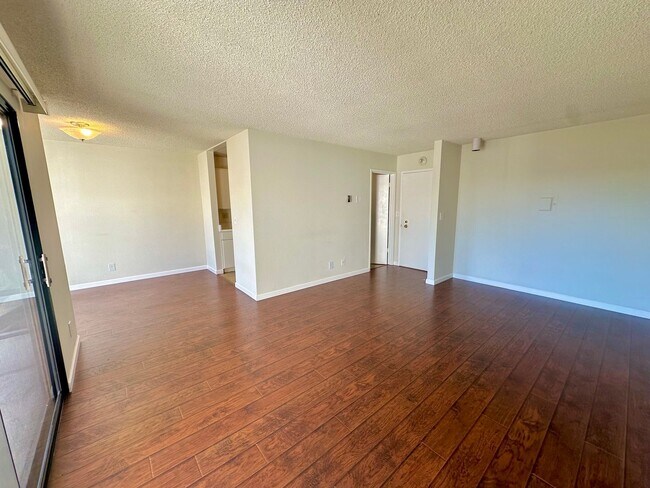 Building Photo - $500 OFF FIRST MONTH RENT - 1 Bed 1 Bath Available in Watergate Complex of Emeryville!!!