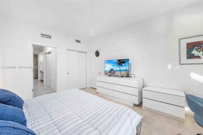 Building Photo - 715 Crandon Blvd