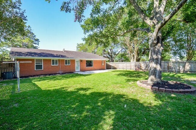 Building Photo - 8330 Waterbury Dr