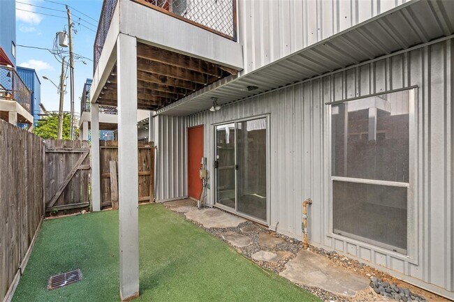 Building Photo - 811 Robin St