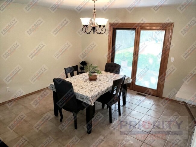 Building Photo - 3 bedroom, 2.5 bath Single-Family Home