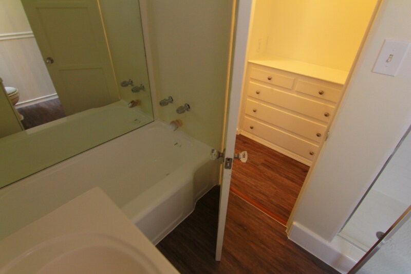 Building Photo - 5940 Melrose Ave