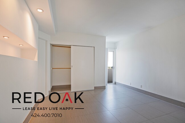 Building Photo - Spacious and Bright One-Bedroom with Priva...