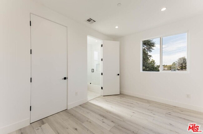 Building Photo - 1236 Beachwood Dr