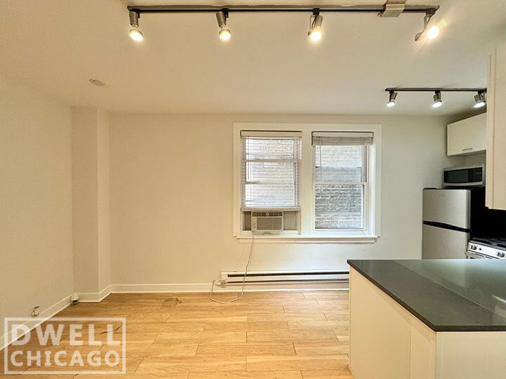 Building Photo - 541 W Belmont Ave