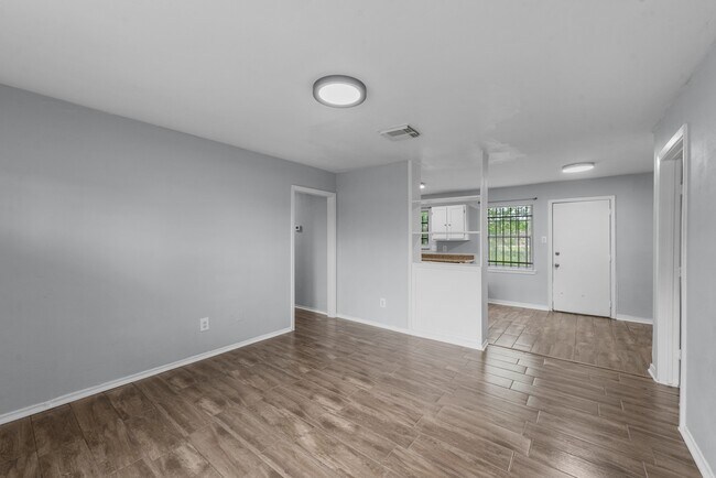 Building Photo - 9410 Rosehaven Dr