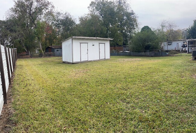 Building Photo - 2617 Oleander Dr