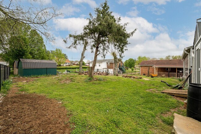 Building Photo - 120 Lake Point Dr