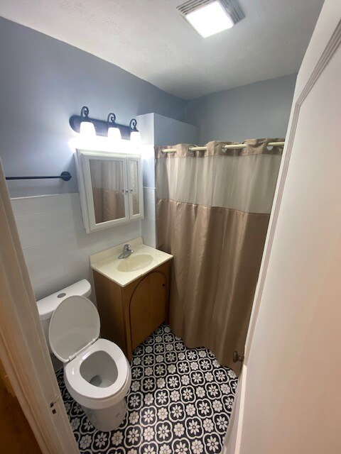 Building Photo - 1320 W 7th St