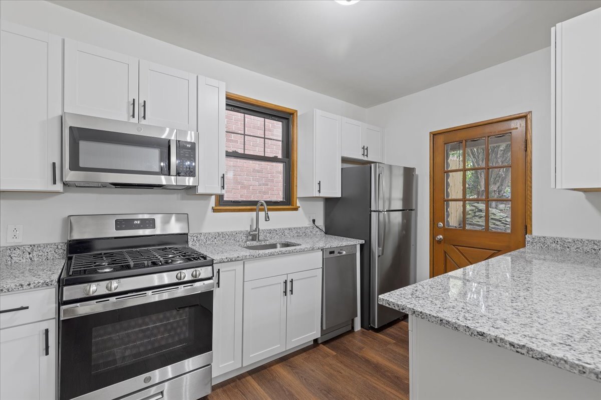 Building Photo - 3033 Brentwood Ave